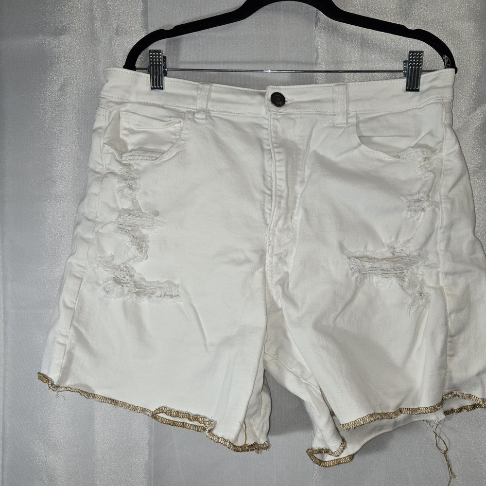 AMERICAN EAGLE Mom Short Distressed White Denim Sz 36